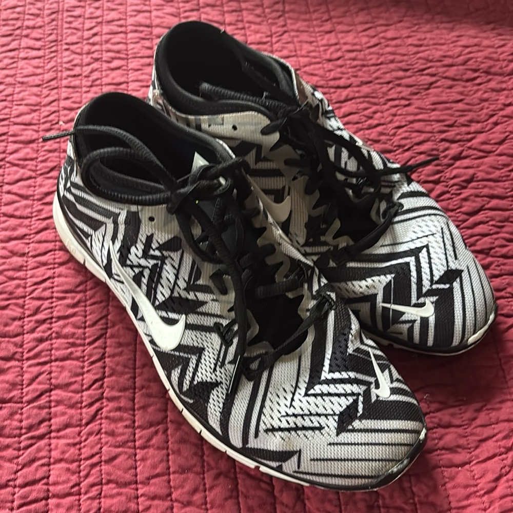 Woman’s Nike Free TR Fit 4 workout training shoes. Size 8.5